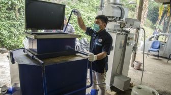 Tim teknisi mengoperasikan prototype mesin pengolah sampah di Fakultas Pendidikan Teknologi dan Kejuruan - Universitas Pendidikan Indonesia, Bandung, Jawa Barat, Senin (13/9/2021). [ANTARA FOTO/Novrian Arbi]