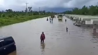 Terjadi Banjir di Jalur Palangka Raya-Gumas,  Polisi Imbau Kendaraan Agar Tidak Melintas