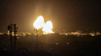 Bola api muncul setelah serangan udara Israel di Rafah, Jalur Gaza, Palestina, Senin (13/9/2021) dini hari. [SAID KHATIB / AFP]