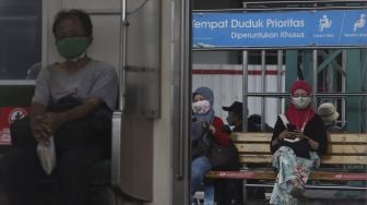 Calon penumpang menunggu kedatangan Kereta Rel Listrik (KRL) Commuter di Stasiun Manggarai, Jakarta, Senin (13/9/2021). [Suara.com/Angga Budhiyanto]