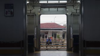 Calon penumpang menunggu kedatangan Kereta Rel Listrik (KRL) Commuter di Stasiun Manggarai, Jakarta, Senin (13/9/2021). [Suara.com/Angga Budhiyanto]