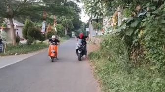 Balap Liar di Jalan Kampung, Kendaraan yang Tak Butuh Bensin Bikin Terkecoh