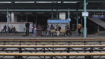 Calon penumpang menunggu kedatangan Kereta Rel Listrik (KRL) Commuter di Stasiun Manggarai, Jakarta, Senin (13/9/2021). [Suara.com/Angga Budhiyanto]