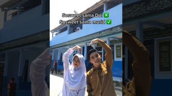 Viral Momen Romantis Guru dan Murid, Sukses Bikin Iri Netizen