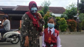 Sekolah Dibuka Lagi, Siswa SD di Tangsel Kikuk Pakai Masker hingga Jaga Jarak saat Belajar
