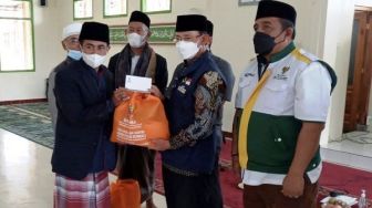 Bupati Majalengka Serahkan Bansos kepada MUI Lemahsugih