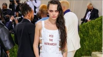 Cara Delevingne Pakai Busana 'Peg The Patriarchy' di  Met Gala 2021, Apa Artinya?