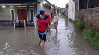 Diguyur Hujan Deras Rangkasbitung Banjir, Warga Mengungsi ke Pos Ronda