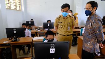 Masih Temukan Guru dan Siswa Tak Bermasker, Gibran Ngamuk: Tidak Usah PTM Saja