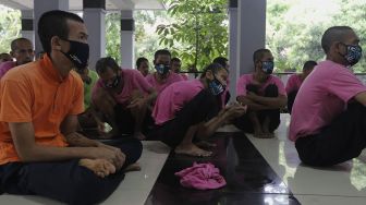 Sejumlah orang dengan gangguan jiwa (ODGJ) mengantre untuk mendapatkan vaksinasi COVID-19 di Panti Sosial Bina Insan Bangun Daya 2, Cipayung, Jakarta, Selasa (14/9/2021). [Suara.com/Angga Budhiyanto]