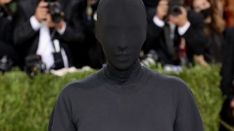 Bukan Kanye West, Inilah Pria Bertopeng Pendamping Kim Kardashian di Met Gala 2021