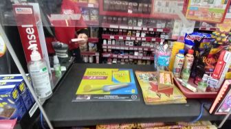 Masih Ada Minimarket Tidak Tutup Etalase Rokok Pakai Kain di Jaksel, Ini Kata Pegawai