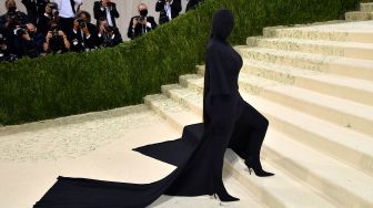 Kim Kardashian saat mengahadiri gelaran Met Gala 2021 di Metropolita Museum of Art, New York, Amerika, Senin (13/9). EDUARDO MUNOZ ALVAREZ / AFP
