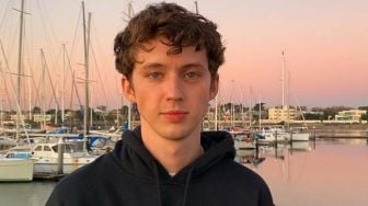 9 Potret dan Fakta Menarik Troye Sivan, Pelantun Angel Baby yang Viral