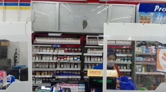 Langgar Aturan, Sejumlah Minimarket di Jakarta Masih Pajang Rokok di Etalase