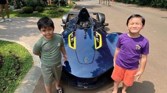 Gaya Rafathar Bersama Mobil Mirip F1 Bikin Raffi Ahmad Ketar-ketir, Minta Dibeliin?