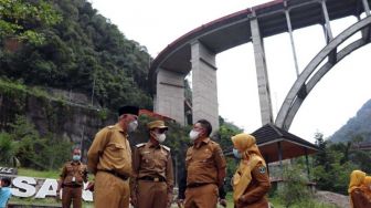 Sorot Aktivitas Pedagang Flyover Kelok Sembilan, Gubernur Sumbar: Carikan Solusi Sebelum Makan Korban!