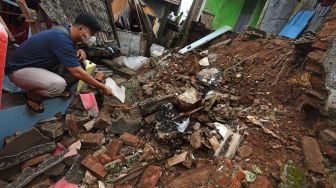 Warga mencari barang yang masih bisa digunakan di area rumahnya yang roboh setelah terjadi hujan lebat di Kampung Sempu, Cipare, Serang, Banten, Selasa (14/9/2021).  ANTARA FOTO/Asep Fathulrahman
