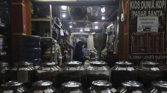 Pekerja melayani pembeli di kios Dunia Kopi, Pasar Santa, Jakarta, Selasa (14/9/2021). [Suara.com/Angga Budhiyanto]