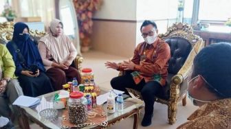 Bupati Morut Terima Keluhan Puluhan Guru Honor Kemenang