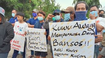 Diduga Gelapkan Dana Bansos, Warga Ontrog Balai Desa Jagapura Kulon