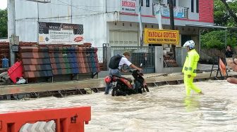 Kawasan Terminal Mandala Terendam Banjir; Banyak Kendaraan Mogok