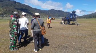 Sejumlah petugas gabungan bersiap melakukan evakuasi kecelakaan pesawat kargo Rimbun Air Cargo seri Twin Otter 300 PK-OTW di Intan Jaya, Papua, Rabu (15/9/2021).  ANTARA FOTO/HO/Dok Humas Polda Papua
