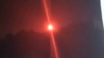Viral Video Mirip Bola Api Turun dari Langit, Warga Teriak Histeris