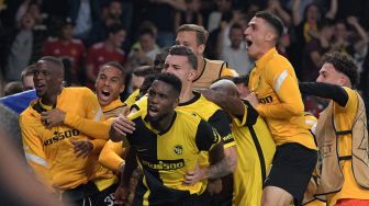 Gelandang Young Boys Kamerun Nicolas Moumi Ngamaleu (tengah) merayakan setelah mencetak gol dengan rekan satu timnya selama pertandingan sepak bola Grup F Liga Champions antara Young Boys melawan Manchester United di stadion Wankdorf di Bern, Rabu (15/9/2021) dini hari WIB.
SEBASTIEN BOZON / AFP