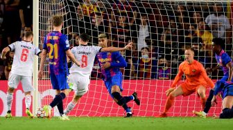 Pemain depan Bayern Munich Robert Lewandowski mencetak gol selama pertandingan sepak bola grup E putaran pertama Liga Champions antara Barcelona melawan Bayern Munich di stadion Camp Nou, Barcelona, Spanyol, Rabu (15/9) dini hari WIB. GEN LLUIS / AFP