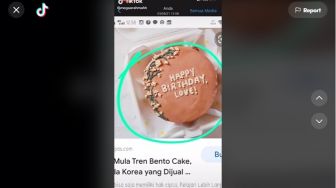 Pesan Cake Ala Korea Pakai Bunga, Pas Sampai Hasilnya Bikin Cewek Ini Nangis