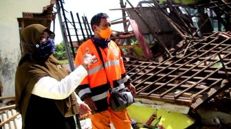 Bangunan SD di Cirebon Ambruk Diterpa Hujan dan Angin Kencang, Siswa Belajar di Teras
