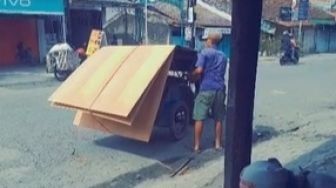 Perjuangan Tukang Becak Disuruh Bawa Triplek, Endingnya Nyesek!