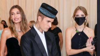 Viral Foto Justin Bieber Pakai Peci dan Sarung Saat Acara Met Gala 2021, Netizen: Mualaf?