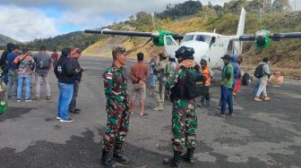 Sejumlah petugas gabungan bersiap melakukan evakuasi kecelakaan pesawat kargo Rimbun Air Cargo seri Twin Otter 300 PK-OTW di Intan Jaya, Papua, Rabu (15/9/2021).  ANTARA FOTO/HO/Dok Humas Polda Papua
