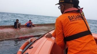 Viral Detik-Detik Penyelamatan Penumpang Kapal Terbalik di Kepulauan Seribu