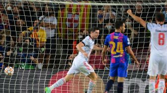 Pemain depan Bayern Munich Robert Lewandowski mencetak gol selama pertandingan sepak bola grup E putaran pertama Liga Champions antara Barcelona melawan Bayern Munich di stadion Camp Nou, Barcelona, Spanyol, Rabu (15/9) dini hari WIB. GEN LLUIS / AFP