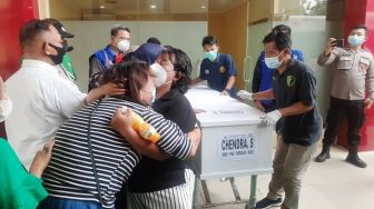 Tangis Pecah! Anggota Keluarga Roboh Tak Kuasa Lihat Peti Mati Napi Lapas Tangerang