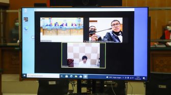 Musisi Erdian Aji Prihartanto atau Anji Drive saat menjalani sidang kasus narkoba yang digelar secara virtual di Pengadilan Negeri Jakarta Barat, Rabu (15/9/2021). [Suara.com/Alfian Winanto]