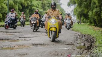 Gunakan Sepeda Motor, Wali Kota Medan Bobby Nasution Tinjau Jalan Berlubang