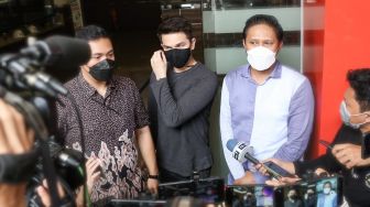 Aktor Jonathan Frizzy saat ditemui awak media usai menjalani pemeriksaan di Polres Metro Jakarta Selatan, Rabu (15/9/2021). [Suara.com/Alfian Winanto]