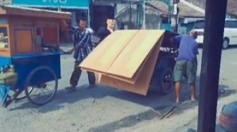 Viral, Video Tukang Becak Antar Triplek tapi Patah, Warganet Tergerak Membantu