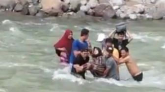 Viral Ibu dan Anak Terjatuh ke Sungai dari Jembatan Gantung, Begini Kondisinya