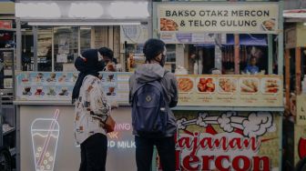 Pengunjung memesan makanan di kawasan kuliner Pasar Lama, Tangerang, Banten, Kamis (16/9/2021). [Suara.com/ Hilal Rauda Fiqry]