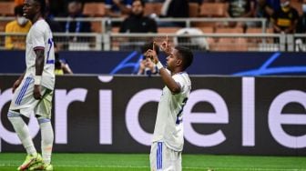 Pemain depan Real Madrid Rodrygo merayakan golnya setelah membuka skor selama pertandingan sepak bola Grup D Liga Champions antara Inter Milan melawan Real Madrid di Stadion di Stadion Giuseppe-Meazza, Milan, Italia, Kamis (16/9) dini hari WIB.  MIGUEL MEDINA / AFP