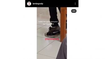 Bikin Nyesek! Pelajar Laki-laki Ini Pakai Sepatu Rusak Saat Mengikuti PTM