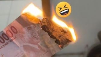 Viral Wanita Bakar Uang Dikritik Netizen: Itu Gambar Pahlawan yang Lu Bakar