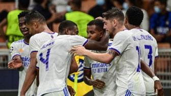 Pemain depan Real Madrid Rodrygo merayakan golnya setelah membuka skor selama pertandingan sepak bola Grup D Liga Champions antara Inter Milan melawan Real Madrid di Stadion di Stadion Giuseppe-Meazza, Milan, Italia, Kamis (16/9) dini hari WIB.  MIGUEL MEDINA / AFP