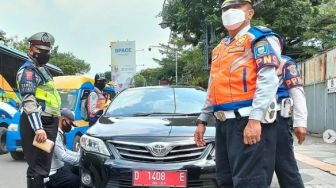 Viral Sedan Mewah Pelat Merah Parkir Sembarangan, Komentar Netizen Bikin Nyesek