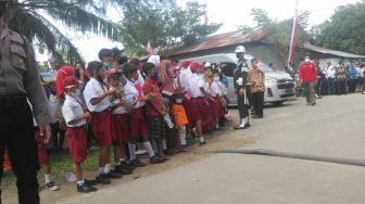 Jokowi Kunjungi Deliserdang, Siswa SD dan SMP yang Menunggu Rombongan Presiden Malah Lemas
